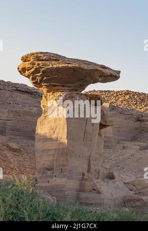 Fels der Kette in der Nähe der geschnitzten Gräber am Nil bei Gebel el-Silsila Stockfoto