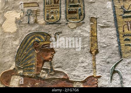 Profil von Ramesses III, die Opfer zu Ossiris und Anubis im Grab von Ramesses III, KV11, dem Tal der Könige bildet Stockfoto