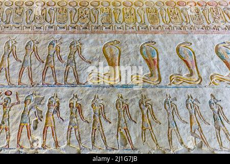 Bas-Relief von Kobras und Figuren von Anubis, im ersten Abschnitt des Buches der Höhlen, das Grab von Ramesses IX, KV6, im Tal der Könige Stockfoto