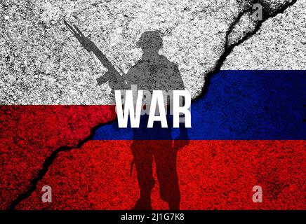 Polen und Russland Konflikt, Krieg und Invasion Konzept. Bewaffnete Männer Silhouette. Flaggen auf Betonwand Hintergrund gemalt Stockfoto