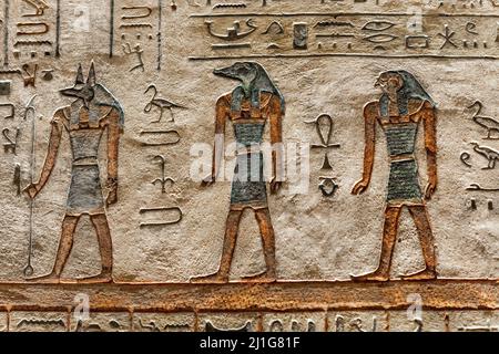 Anubis, Sobek und Horus am Grab von Osies in der 5. Stunde der Nacht vom Amduat, im Grab von Ramesses III, KV11, Tal der Könige Stockfoto