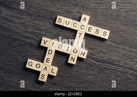 Erfolg erzielen Unternehmen Keywords gesammelt von hölzernen Würfel im Kreuzworträtsel Stockfoto