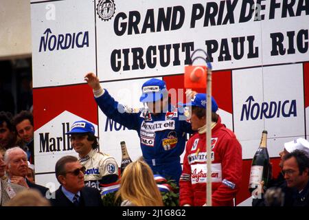 Alain Prost (FRA) Renault 1. Position,Nelson Piquet Brabham 2. Position,Eddie Cheever (USA) Renault 3. Position feiert Podium mit Präsident FIA und FFSA Jean Marie Balestre Stockfoto