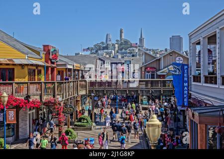 Ein schöner Blick auf den Pier 39 in San Franciscos Fisherman's Wharf an einem sonnigen Tag in Kalifornien, USA Stockfoto