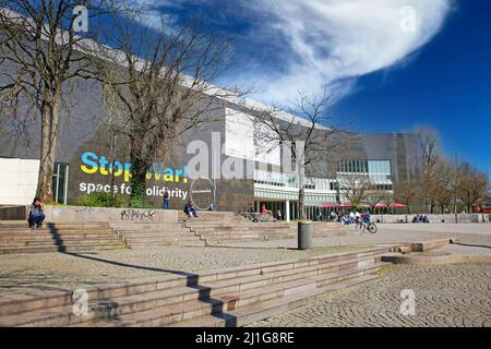 Düsseldorf (K20 Kunstsammlung), Deutschland - März 23. 2022: Blick auf das moderne Museumsgebäude mit Zeichen der Solidarität für die ukrainer Stockfoto