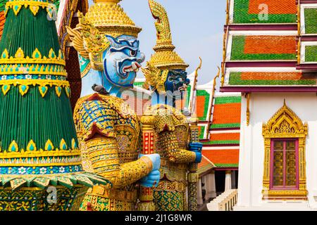 Dämonische Wächter in einem Tempel in Bangkok, Thailand Stockfoto