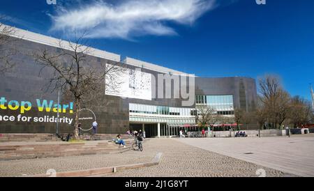 Düsseldorf (K20 Kunstsammlung), Deutschland - März 23. 2022: Blick auf das moderne Museumsgebäude mit Zeichen der Solidarität für die ukrainer Stockfoto