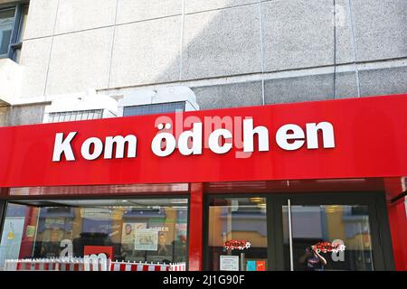 Düsseldorf, Deutschland - März 23. 2022: Blick auf Schild mit Logo-Schriftzug des Komödchentheaters über Ticketshop Stockfoto