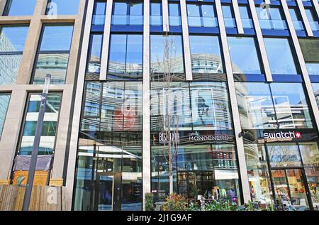 Düsseldorf, Deutschland - März 23. 2022: Blick auf futuristische Fensterglasfassade mit Spiegelung des Stadtbildes Stockfoto