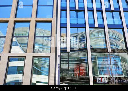 Düsseldorf, Deutschland - März 23. 2022: Blick auf futuristische Fensterglasfassade mit Spiegelung des Stadtbildes Stockfoto