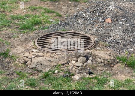 Tiraspol, Moldawien - 25. März 2022 Kanaldeckel mit Seriennummer des lokalen Unternehmens. Stockfoto