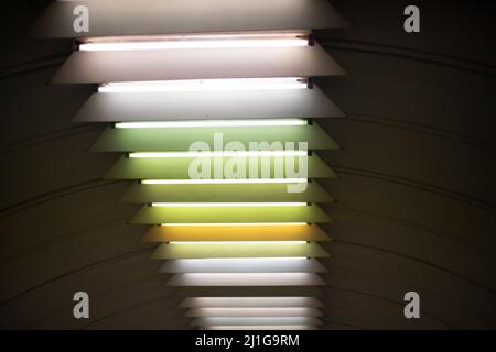 Lampe an der Decke. Leichtes Design. Architekturdetails. Lichtlinien. Stockfoto