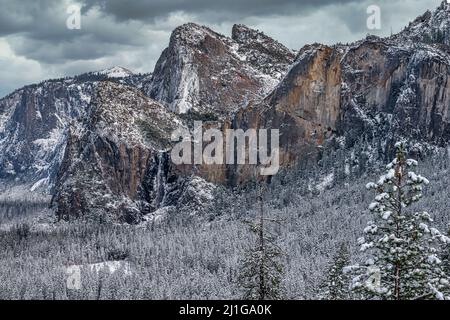 Yosemite Valley Blick im Winter mit Cathedral Spires und Bridalveil fällt nach einem Schneesturm, Yosemite National Park Stockfoto