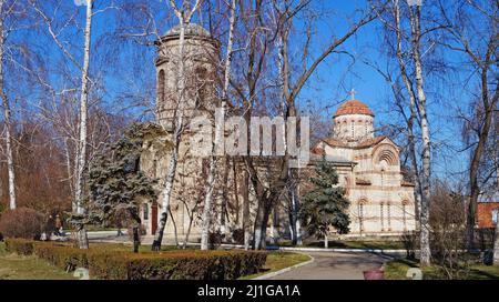 Kirche im Kertsch Park in der Ukraine mit einer Kuppel gegen den blauen Himmel an einem Wintertag Stockfoto