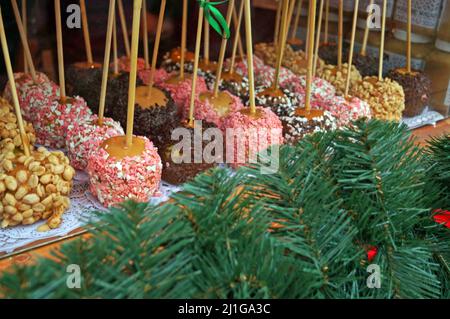 Gebackene Äpfel in Karamell und Schokolade auf dem Weihnachtsmarkt in Lemberg an einem Wintertag Stockfoto