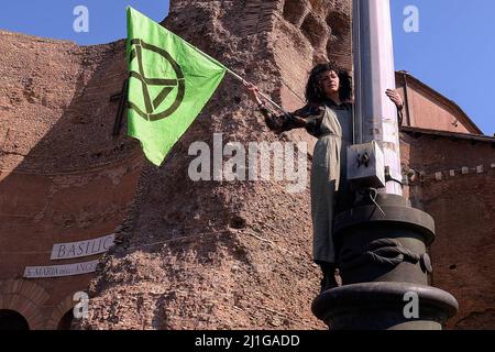 Rom, Italien. 25. März 2022. Ein Protestler hält eine Flagge der Umweltbewegung Extinction Rebellion. Klimaaktivisten veranstalteten eine von Fridays for Future organisierte Demonstration im Rahmen des Global Climate Strike, in der Maßnahmen gegen den Klimawandel gefordert wurden. (Foto von Vincenzo Nuzzolese/SOPA Images/Sipa USA) Quelle: SIPA USA/Alamy Live News Stockfoto