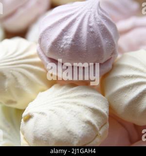 Luftmarschall nach einem klassischen Rezept in einer Süßwarenfabrik, liegt zum Verkauf an Kunden Stockfoto