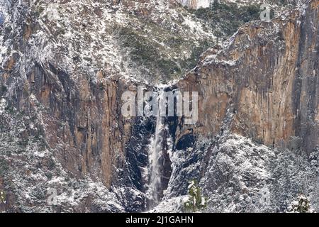 Erhöhter Blick auf die Bridalveil Falls nach einem Schnee nach einem Schneesturm im Yosemite National Park Stockfoto