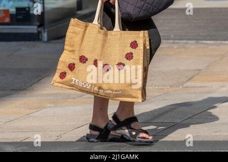 Tesco Lady Bird Every Little helps Jute 100% recycelte hessische wiederverwendbare Einkaufstaschen for Life, Preston, Lancashire, Großbritannien Stockfoto