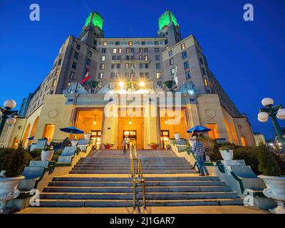 Arkansas, MÄR 19 2022 - Nachtansicht des historischen Arlington Resort Hotel and Spa Stockfoto