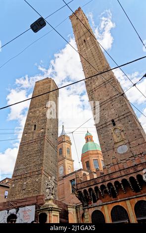 Zwei Türme (Due Torri), Asinelli und Garisenda, Symbole der mittelalterlichen Türme von Bologna. Bologna, Italien, 5.. März 2022 Stockfoto