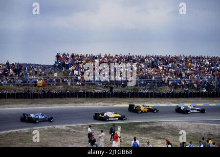 Nelson Piquet (BRA) Brabham BT52 BMW führt eine Gruppe an der Ecke Tarzan an Stockfoto