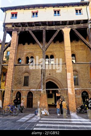 Altstadt von Bologna. Blick auf die Casa Isolani in der Altstadt (Centro Storico) von Bologna, Italien. 5. vom März 2022 Stockfoto