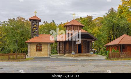 Hölzerne orthodoxe Kirche St. Despot Stefan Lazarevic auf dem Gipfel des Avala Berges Stockfoto