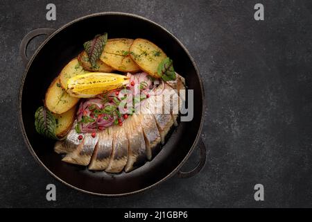 Eingelegter Hering mit gebackenen Kartoffeln und Zwiebeln Stockfoto