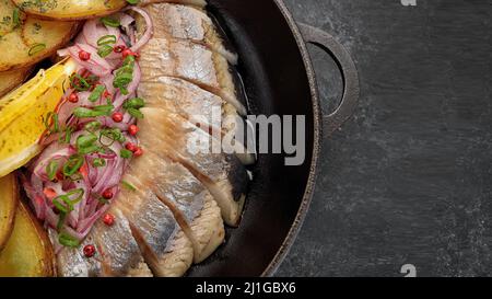 Eingelegter Hering mit gebackenen Kartoffeln und Zwiebeln Stockfoto