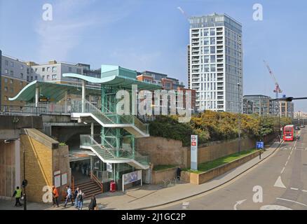 Imperial Wharf Station, Chelsea, London, Großbritannien. Neuer Bahnhof im London Overground-Netzwerk mit exklusiven Apartments am Flussufer und Chelsea Harbour Stockfoto