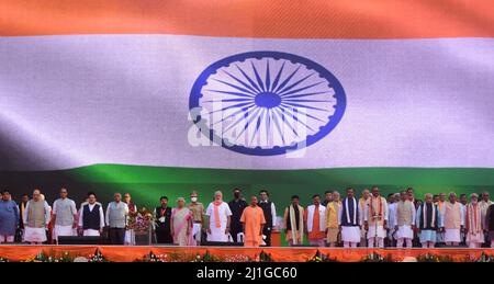 LUCKNOW, INDIEN - 25. MÄRZ: Gouverneur von Uttar Pradesh Anandi Ben Patel, Premierminister Narendra Modi, Chief Minister von Uttar Pradesh Yogi Adityanath und andere BJP-Führer halten am 25. März 2022 im Atal Vihari Vajpayee Ekana Cricket Stadium in Lucknow, Indien, eine Geste bei der Vereidigung. Yogi Adityanath wurde am Donnerstag von den Gesetzgebern der BJP zum Chief Minister von Uttar Pradesh gewählt. Die BJP gewann bei den kürzlich abgeschlossenen Wahlen eine Amtszeit in Folge - eine Art Rekord in fast 40 Jahren. (Foto von Deepak Gupta/Hindustan Times/Sipa USA ) Stockfoto