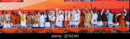 LUCKNOW, INDIEN - 25. MÄRZ: Gouverneur von Uttar Pradesh Anandi Ben Patel, Premierminister Narendra Modi, Chief Minister von Uttar Pradesh Yogi Adityanath und andere BJP-Führer halten am 25. März 2022 im Atal Vihari Vajpayee Ekana Cricket Stadium in Lucknow, Indien, eine Geste bei der Vereidigung. Yogi Adityanath wurde am Donnerstag von den Gesetzgebern der BJP zum Chief Minister von Uttar Pradesh gewählt. Die BJP gewann bei den kürzlich abgeschlossenen Wahlen eine Amtszeit in Folge - eine Art Rekord in fast 40 Jahren. (Foto von Deepak Gupta/Hindustan Times/Sipa USA ) Stockfoto