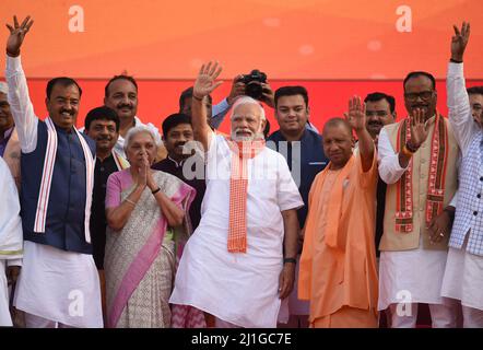 LUCKNOW, INDIEN - 25. MÄRZ: Gouverneur von Uttar Pradesh Anandi Ben Patel, Premierminister Narendra Modi, Chief Minister von Uttar Pradesh Yogi Adityanath und andere BJP-Führer halten am 25. März 2022 im Atal Vihari Vajpayee Ekana Cricket Stadium in Lucknow, Indien, eine Geste bei der Vereidigung. Yogi Adityanath wurde am Donnerstag von den Gesetzgebern der BJP zum Chief Minister von Uttar Pradesh gewählt. Die BJP gewann bei den kürzlich abgeschlossenen Wahlen eine Amtszeit in Folge - eine Art Rekord in fast 40 Jahren. (Foto von Deepak Gupta/Hindustan Times/Sipa USA ) Stockfoto