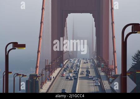 Nebliger Tag im Golden Gate, Kalifornien Stockfoto