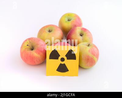 Äpfel mit einem Strahlungswarnschild auf ihnen. Nahaufnahme. Stockfoto