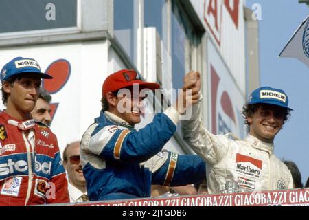 Pierluigi Martini (ITA) Ralt RT3 Alfa Romeo Novamotor Team Pavesi feiern auf dem Podium mit Tommy Byrne (IRL) Ralt Volkswagwn Eddie Jordan Racing und Roberto Ravaglia (ITA) Ralt Toyota Trivellato Racing Team Stockfoto