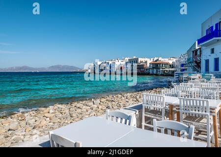 Mykonos, Griechenland. Tische und Stühle am Wasser in Little Venice, Mykonos Island. Stockfoto