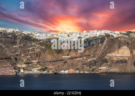 Fira bei Sonnenuntergang. Hauptstadt der griechischen Ägäischen Insel Santorini. Stockfoto