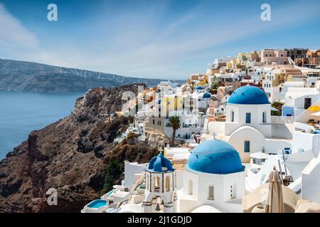 Panoramablick auf das Dorf Oia, Insel Santorini, Griechenland. Stockfoto