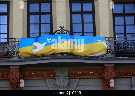 Coburg, Deutschland. 25. März 2022. Ukrainische Farben auf dem Rathaus in Coburg. Im Rahmen eines weiteren Tages von Klimaprotesten in Deutschland fand freitags ein protestmarsch für die Zukunft in Coburg statt. Demonstranten marschierten vom Hauptplatz der Stadt zum Bahnhof, wo Reden gehalten wurden, in denen weitere und schnellere Maßnahmen gegen die Probleme des Klimawandels gefordert wurden. Während des marsches waren die Rufe von nie wieder Krieg Teil der Gesänge, und es wurde häufig in Reden auf die Notwendigkeit hingewiesen, die Ukraine in ihrer aktuellen Lage zu unterstützen. Clearpiximages / Alamy Live News Stockfoto