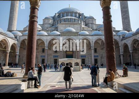 Istanbul, Türkei. 25. März 2022. 25. März 2022: Ansichten von Touristen und Einheimischen aus dem Innenhof der Suleymaniye Moschee nach dem Freitagsgebet, das am 25. März 2022 auf dem dritten Hügel von Istanbul, Türkei, stattfand. Die Suleymaniye Moschee ist eine osmanische kaiserliche Moschee, die von Suleiman dem Magnificent in Auftrag gegeben und vom kaiserlichen Architekten Mimar Sinan entworfen wurde. Kredit: ZUMA Press, Inc./Alamy Live Nachrichten Stockfoto