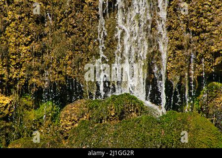 Nahaufnahme des vom Fels fallenden Wassers Stockfoto