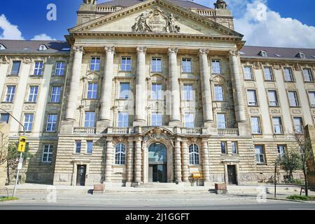 Düsseldorf (Bezirksregierung), Deutschland - März 21,2022: Blick auf die neobarocke Fassade des hiesigen Gevernment-Präsidentenpalastes gegen blauen Himmel, flauschig Stockfoto