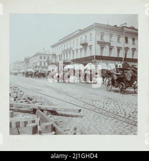 Vintage-Foto der Reihe von Britzkas auf dem Newski Prospekt in Sankt Petersburg. Russisches Reich. Henry Pauw Van Wieldrecht (möglicherweise). 1898 Stockfoto