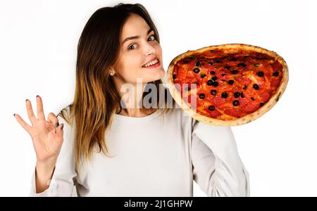 Lächelnde Frau mit Pizza-Schild okay. Mittagessen. Fastfood. Snack. Lieferung von Lebensmitteln Stockfoto