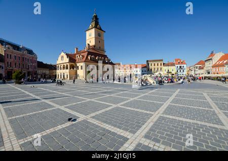 Gesamtansicht des Ratsplatzes im historischen Zentrum von Brasov, Rumänien. Das Ratshaus dominiert die Bildmitte - Foto: Geopix Stockfoto