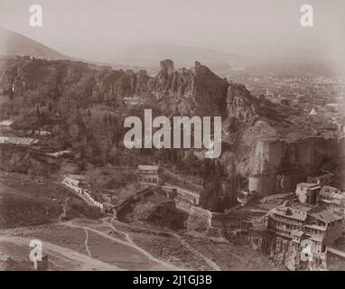 Foto aus dem 19.. Jahrhundert von Tiflis. Botanischer Garten und Ruinen von Türmen und Festungen. Georgien, Das Russische Reich. 1890-1900 Stockfoto