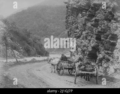 Foto aus dem 19.. Jahrhundert der georgischen Militärstraße. Felsen zwischen den Stanitsa (Dörfern) von Pasanaur und Mlety. Ossetische Karren mit Weinskins beladen. Russi Stockfoto