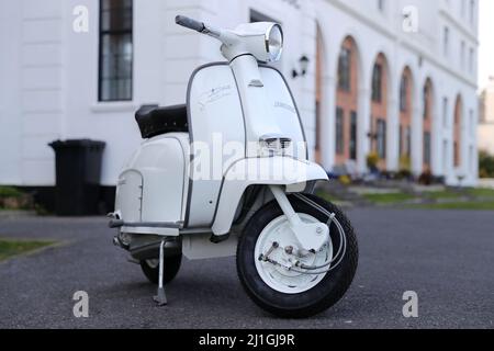 Italienische Innocenti Lambretta SX150 Motorroller, fotografiert am Worthing Meer, der Pier, der Dom, Fischerboot Stockfoto